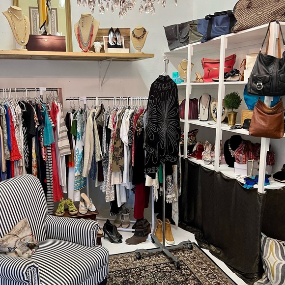 ⭐️ LIVE TONIGHT AT THE HIPPIE RICH RESALE RANCH! CRAZY SALES GALORE AND MORE! ⭐️ - Picture 2 of 6